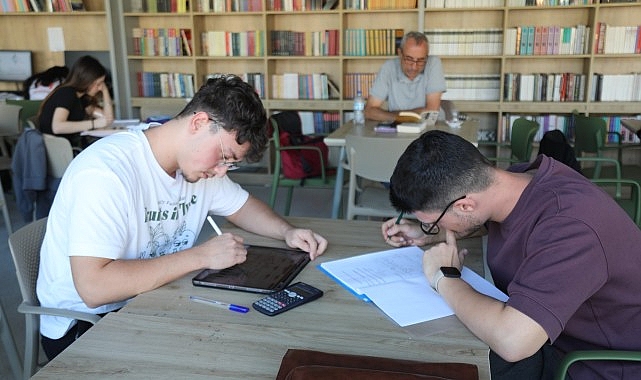 Bayraklı kütüphaneleri gençlerin hayallerine kapı açtı- Forum Haber