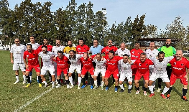 Ezeli dostlar, lige hazırlık maçında karşı karşıya geldi: Foça Masterler 1 – Manisa Masterler 5.- Forum Haber