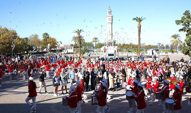 İzmir’de Cumhuriyet Bayramı Coşkusu: Bando Takımları Geçit Töreni- Forum Haber