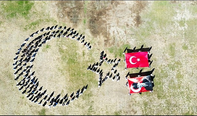 Öğrencilerden Türk bayrağı koreografisi- Forum Haber