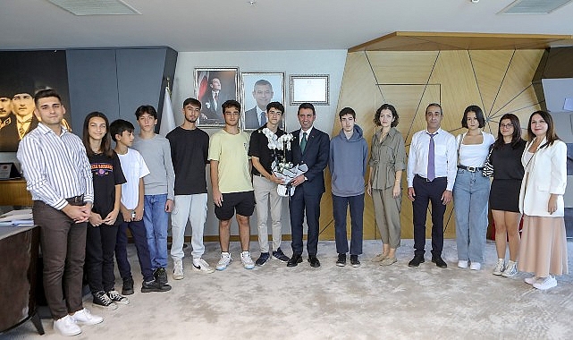 Üniversite ve Liseli gençlerden Başkan Önal’a teşekkür ziyareti- Forum Haber