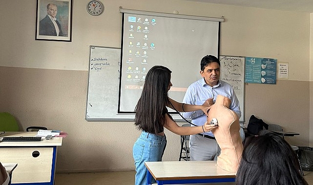 Prof. Dr. Ekşi, kendi geliştirdiği eğitim simülatörünü öğrencilerin eğitiminde kullanmaya başladı- Forum Haber