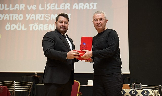 Başkan Çırpanoğlu’ndan tiyatrocu öğrencilere destek- Forum Haber