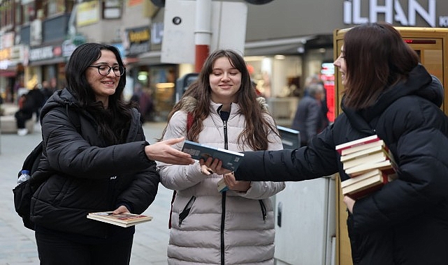 Cumhuriyet Bulvarı’nda kitap sürprizi- Forum Haber