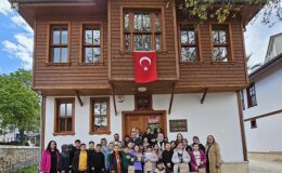 Gölcük Belediye Başkanı Ali Yıldırım Sezer, Gölcük’te en çok kitap okuyan öğrencileri ödüllendirdi- Forum Haber