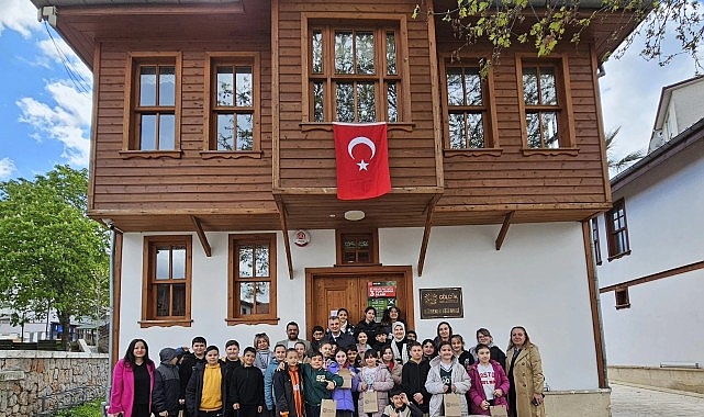 Gölcük Belediye Başkanı Ali Yıldırım Sezer, Gölcük’te en çok kitap okuyan öğrencileri ödüllendirdi- Forum Haber