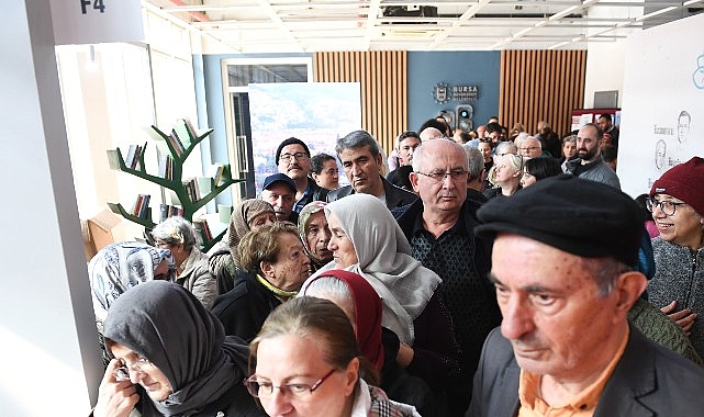 Kitapseverler Osmangazi Belediyesi’nin standında kuyruklar oluşturdu- Forum Haber