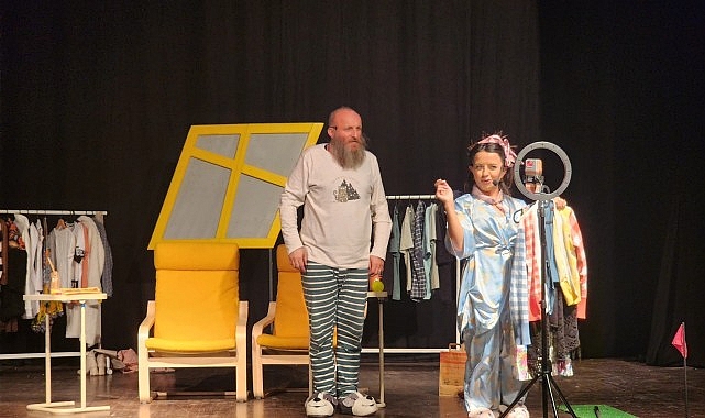 “Parça Tesirli Pazarlar” Gölcük’te Kahkaha Dolu Bir Gece Yaşattı- Forum Haber