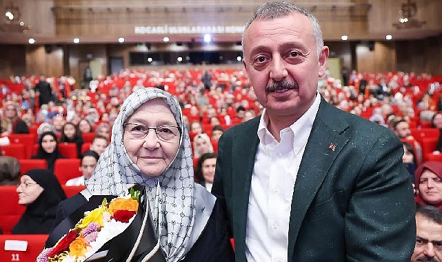 Büyükakın’dan annesine çiçekli kutlama- Forum Haber