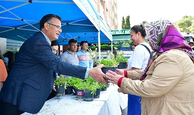 Büyükşehir Anneler Günü’nde çiçek dağıttı- Forum Haber