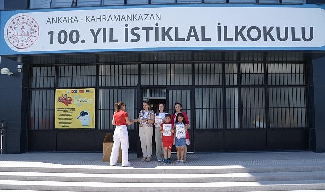 Başkan’dan Miniklere İlçeyi Tanıtan Karne Hediyesi- Forum Haber
