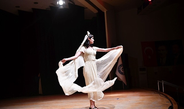 EÜ’de 70. Yıla özel görkemli defile- Forum Haber
