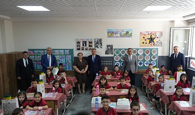 İzmir Valisi Dr. Süleyman Elban, İzmir İl Millî Eğitim Müdürü Dr. Ömer Yahşi, Karne Gününde Öğrencilerle Bir Araya Geldi- Forum Haber