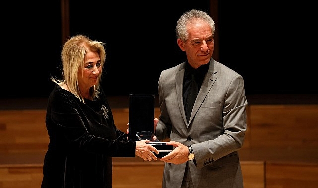 Uluslararası İzmir Festivali Açılışında Ege Üniversitesine Plaket- Forum Haber