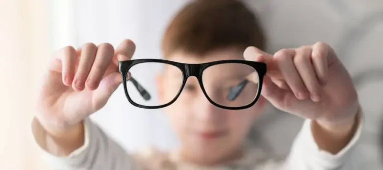 2050’de Her İki Kişiden Biri Miyop Olabilir: Sebebi Telefon Değil!